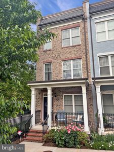 512 Regent Pl NE