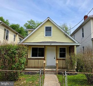 32 E Roberts St