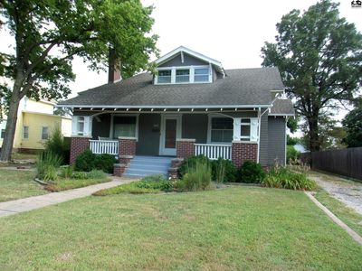 715 E Avenue A