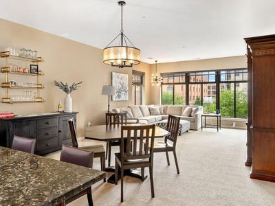 250 Daniel Burnham Sq UNIT 402