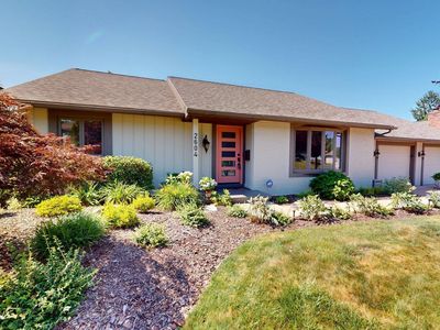2604 E Hills Dr