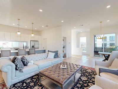 2118 N Carroll Ave #101