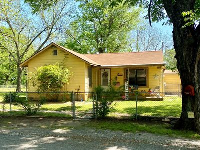 Property at 1115 S 6th St, Bonham, TX