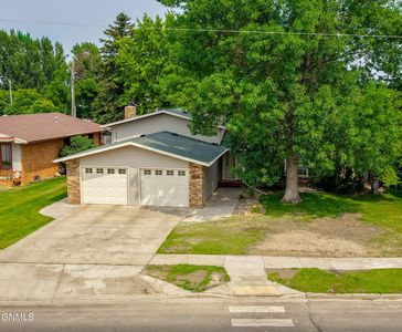 1106 18th St W