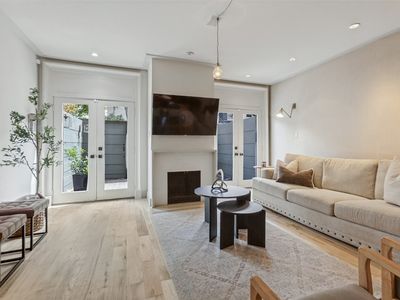 3818 N Hall St APT 128