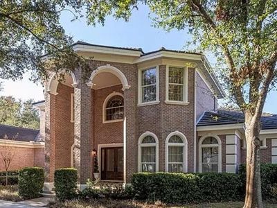 2817 Roehampton Close