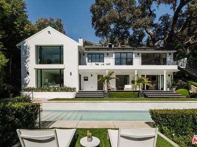 1558 Sunset Plaza Dr