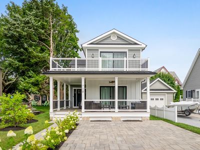 718 Grand Ave W