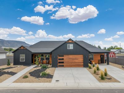 932 E Winchester Dr