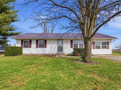 Property at 10 Sunrise Ln N, Bethany, IL