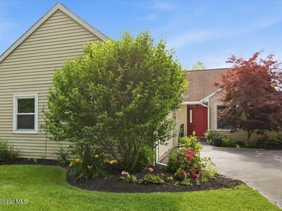 24 Loudonwood East