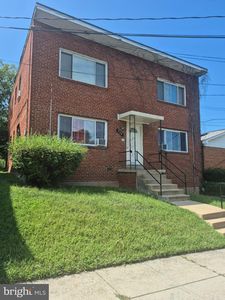 908 48th Pl NE