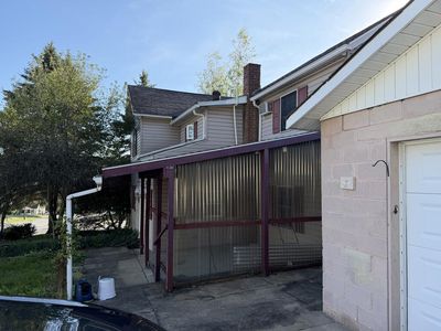 2401 Lovell Ave