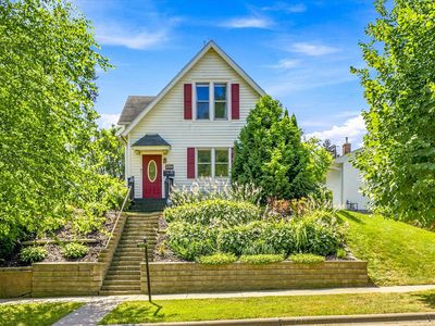 284 Winona St E