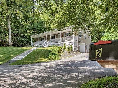 2 Gates Ln