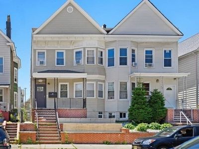 24 E 49th St