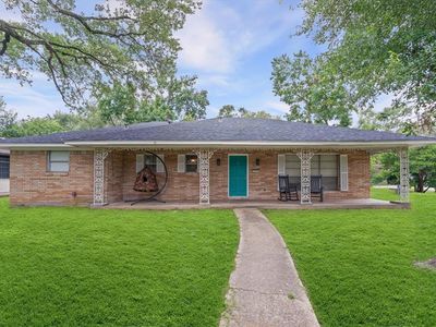 1907 N Roberson St