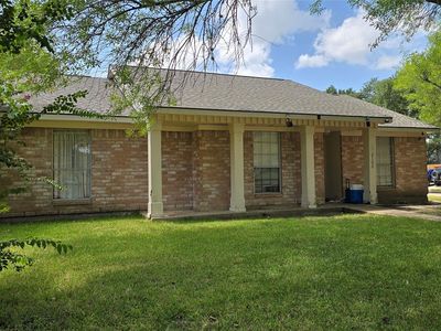 2102 Round Lake Dr