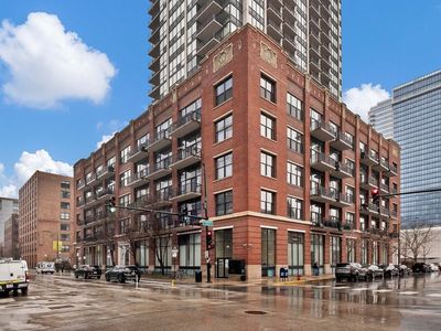 210 S Desplaines St APT 404
