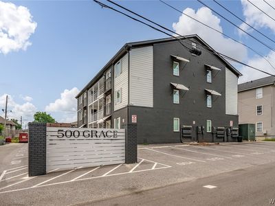 500 Grace St #206