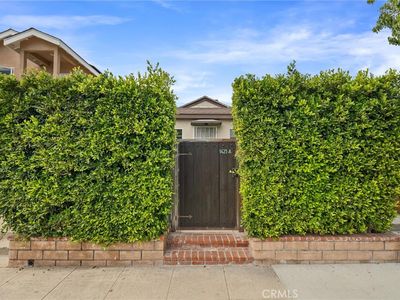 1423 N Hollywood Way