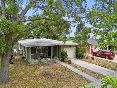 621 E Davis Blvd