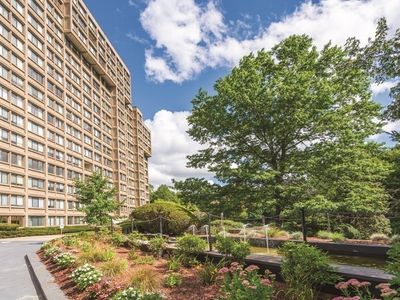 250 Hammond Pond Pkwy APT 705S