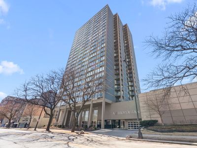 5320 N Sheridan Rd APT 2201
