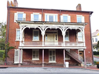 200 Main St W