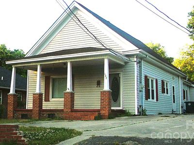122 College St
