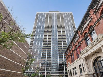 1560 N Sandburg Ter APT 2008