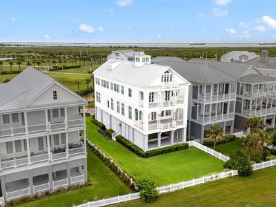 2425 E Seaside Dr