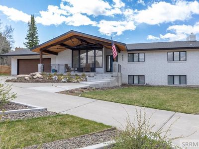 460 Rolling Hills Dr