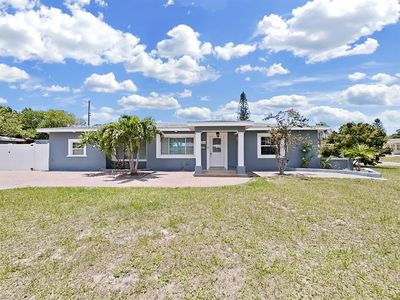 2256 Leslee Lake Dr N