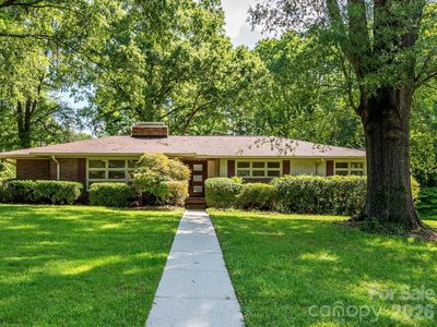 688 Grandview Dr NE