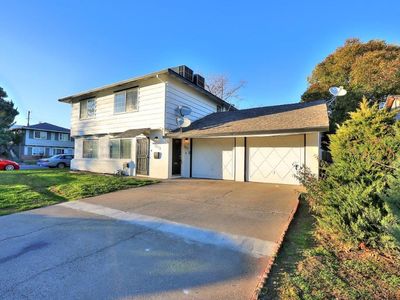 2825-2823 Sweet Way