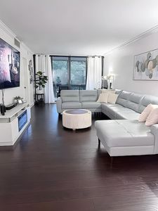 8411 Forest Hills Dr APT 208