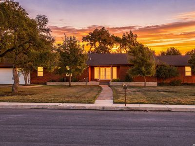 1106 W MAIN ST