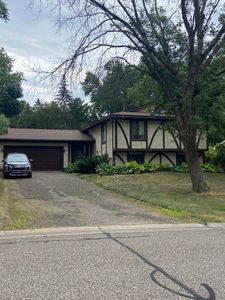 3052 Camelot Cir