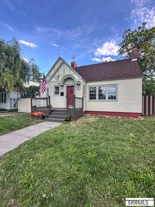 210 E 13th St