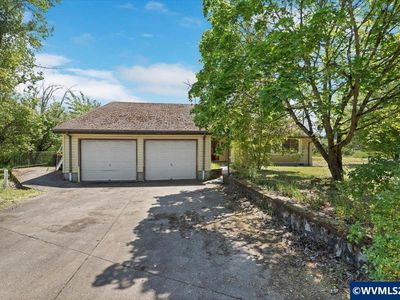 888 Meadows Ln SE