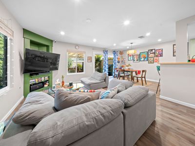 1867 E Belmont Ct