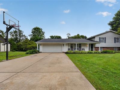 90 Meadowridge Dr