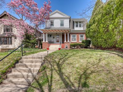 2410 East Stratford COURT