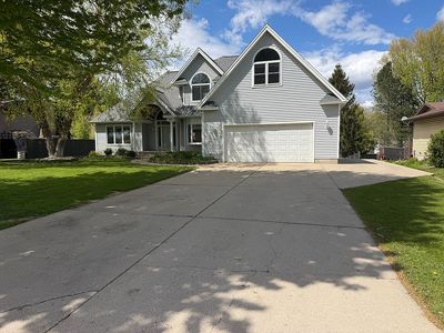 Property at 607 Apache Dr, Fremont, MI
