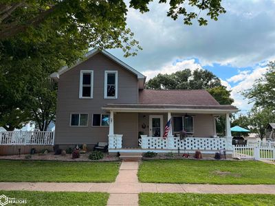 27 1st St SE