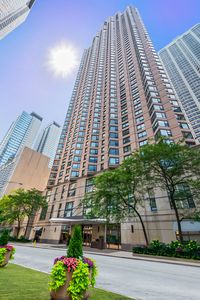 401 E Ontario St APT 806