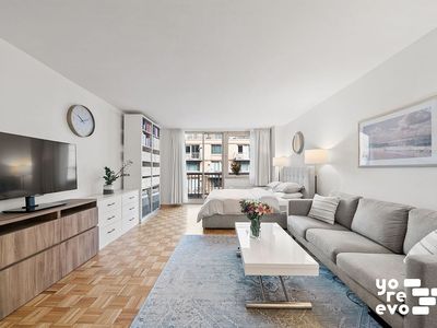 393 W 49th St APT 4DD