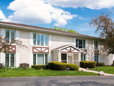 Property at 1408 S New Wilke Rd Unit 2B, Arlington Heights, IL