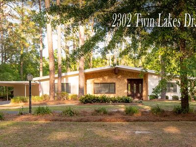 2302 Twin Lakes Dr